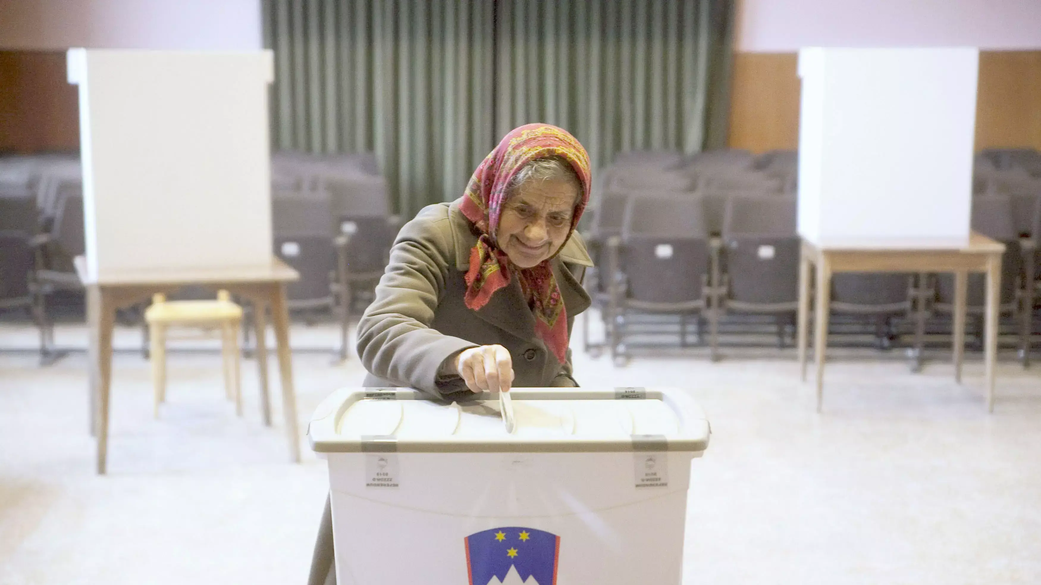 אישה מצביעה בעיר סורה שבסלובניה במשאל עם על אישור נישואים חד-מיניים במדינה, 20 בדצמבר 2015 אישה מצביעה בעיר סורה שבסלובניה במשאל עם על אישור נישואים חד-מיניים במדינה, 20 בדצמבר 2015