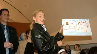 שרון סטון מבקרת בחולון (פוטו טל) שרון סטון מבקרת בחולון (פוטו טל)
