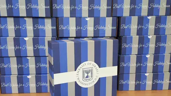 מתנת החג של השגריר הישראלי בוושינגטון רון דרמר, 21 בדצמבר 2015 מתנת החג של השגריר הישראלי בוושינגטון רון דרמר, 21 בדצמבר 2015