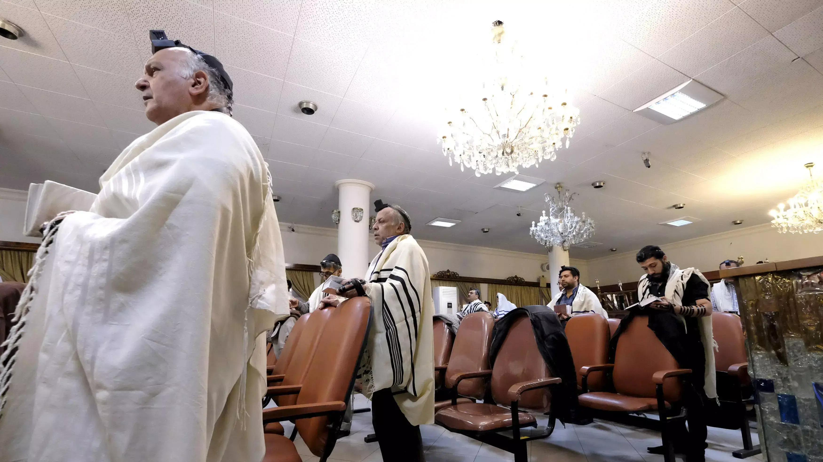 יהודים איראנים מתפללים בבית הכנסת ברחוב פלסטין בטהראן, 24 בדצמבר 2015