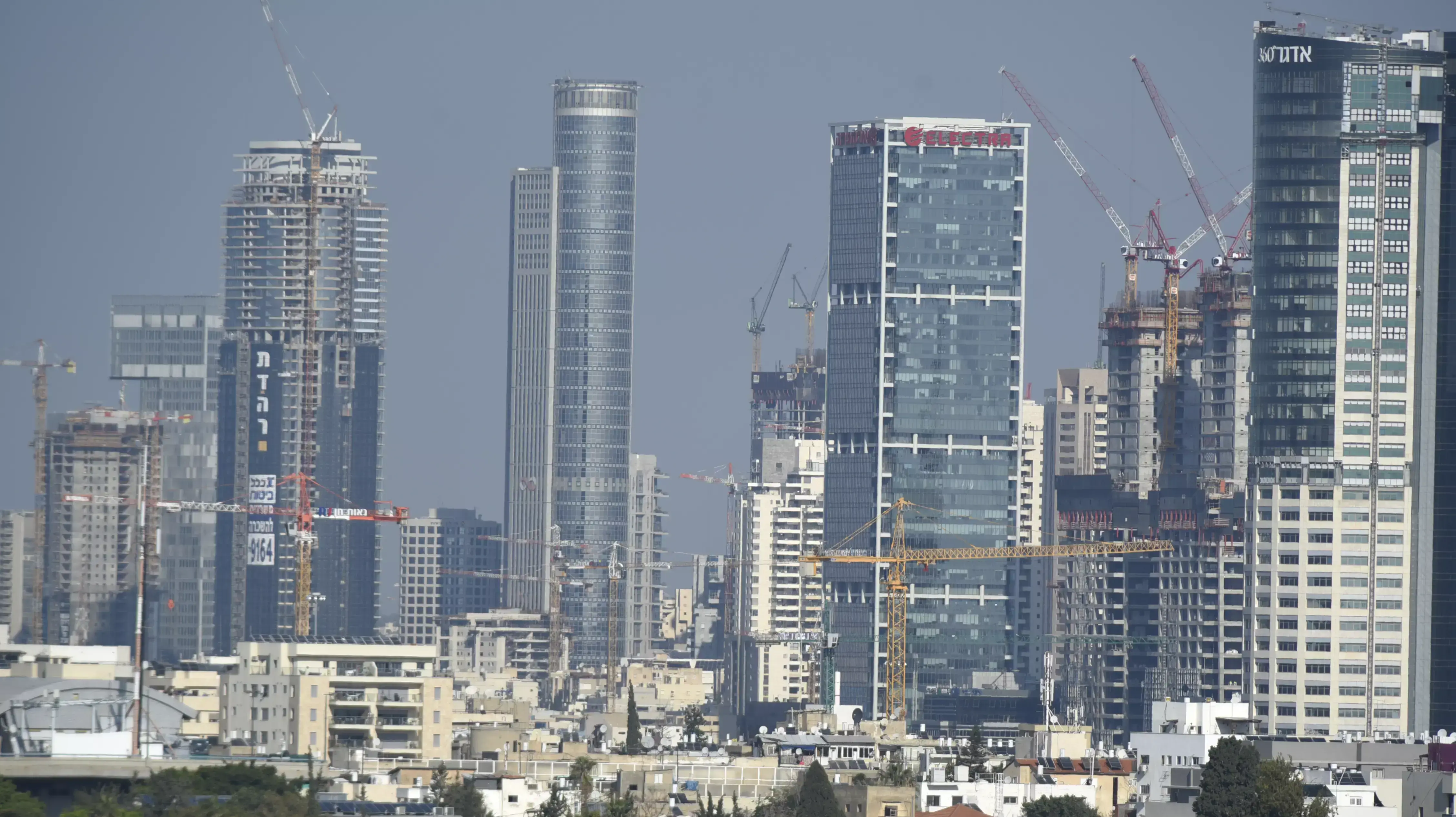 על פי התחזיות, בעוד 20 שנה מגדל מגורים סטנדרטי בעיר יתנשא לגובה 60 קומות. קו הרקיע של תל אביב על פי התחזיות, בעוד 20 שנה מגדל מגורים סטנדרטי בעיר יתנשא לגובה 60 קומות. קו הרקיע של תל אביב
