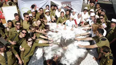 אוזן ההמן הגדולה בעולם שברה שיא גינס בירושלים אוזן ההמן הגדולה בעולם שברה שיא גינס בירושלים