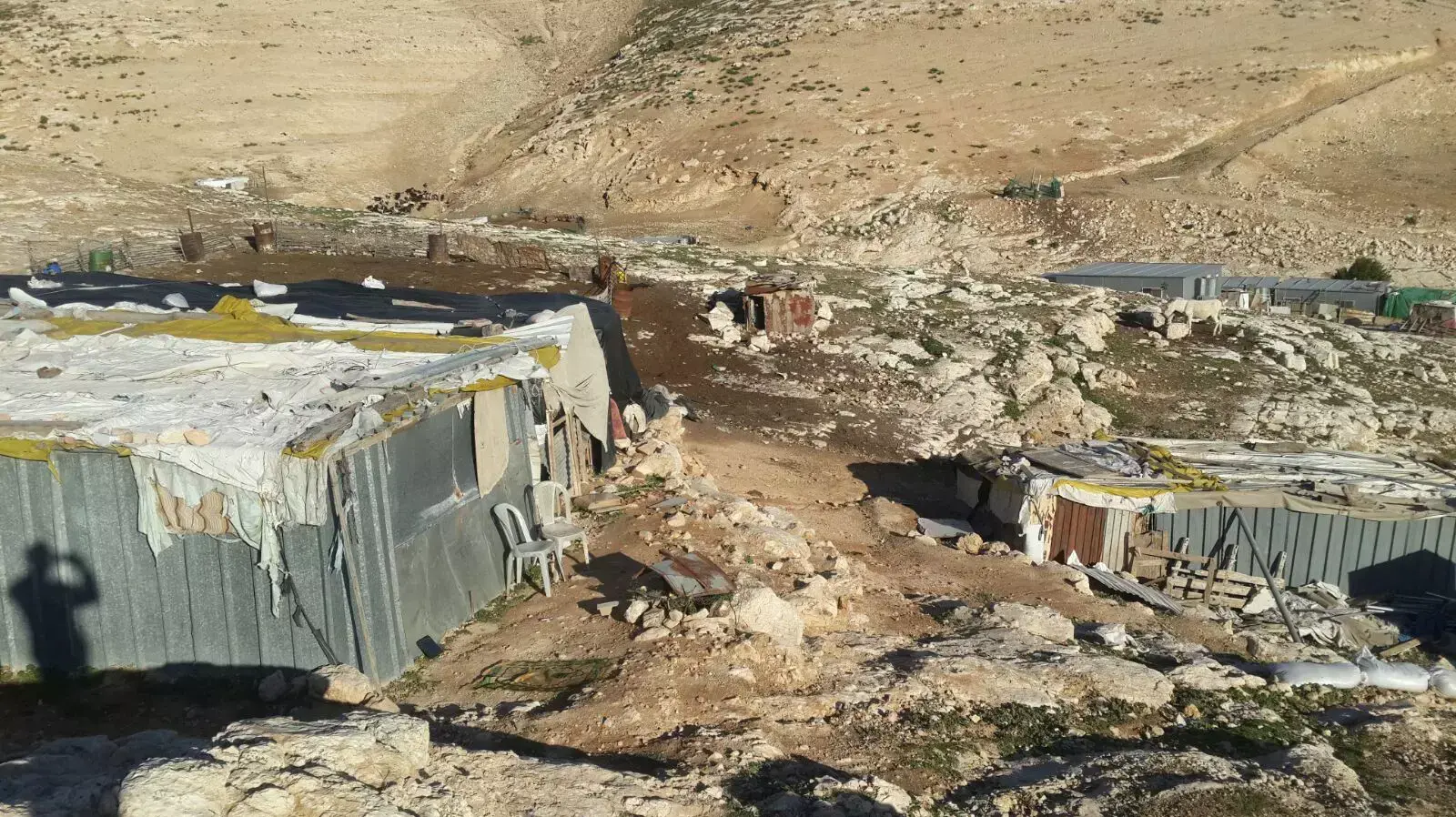 המנהל האזרחי יבנה מתחם לשבט ג'האלין, מצודת אדומים. ינואר 2016 המנהל האזרחי יבנה מתחם לשבט ג'האלין, מצודת אדומים. ינואר 2016
