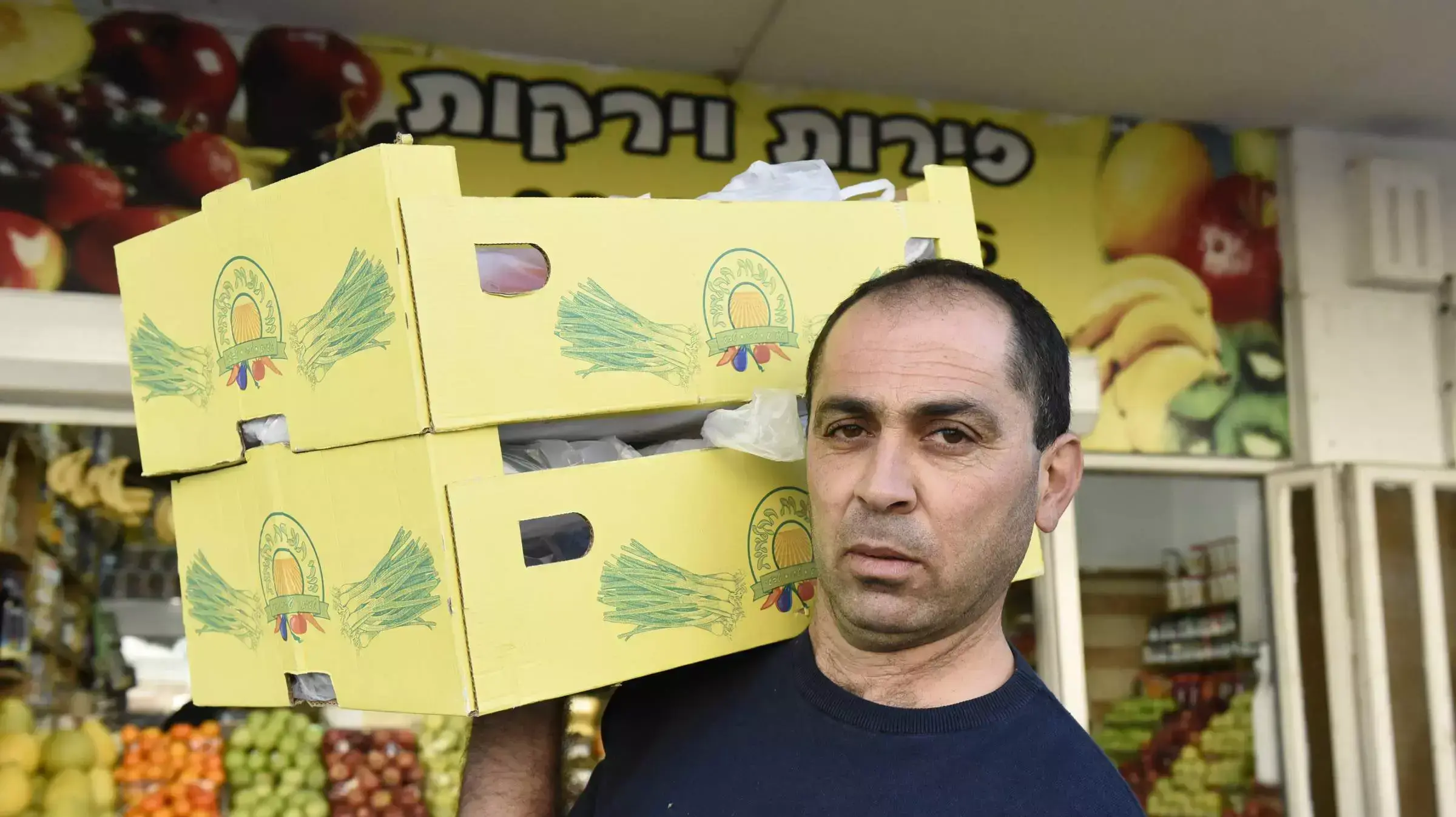 שליח ירקות מבאקה אל גרביה העובד בתל אביב. ינואר 2016 שליח ירקות מבאקה אל גרביה העובד בתל אביב. ינואר 2016