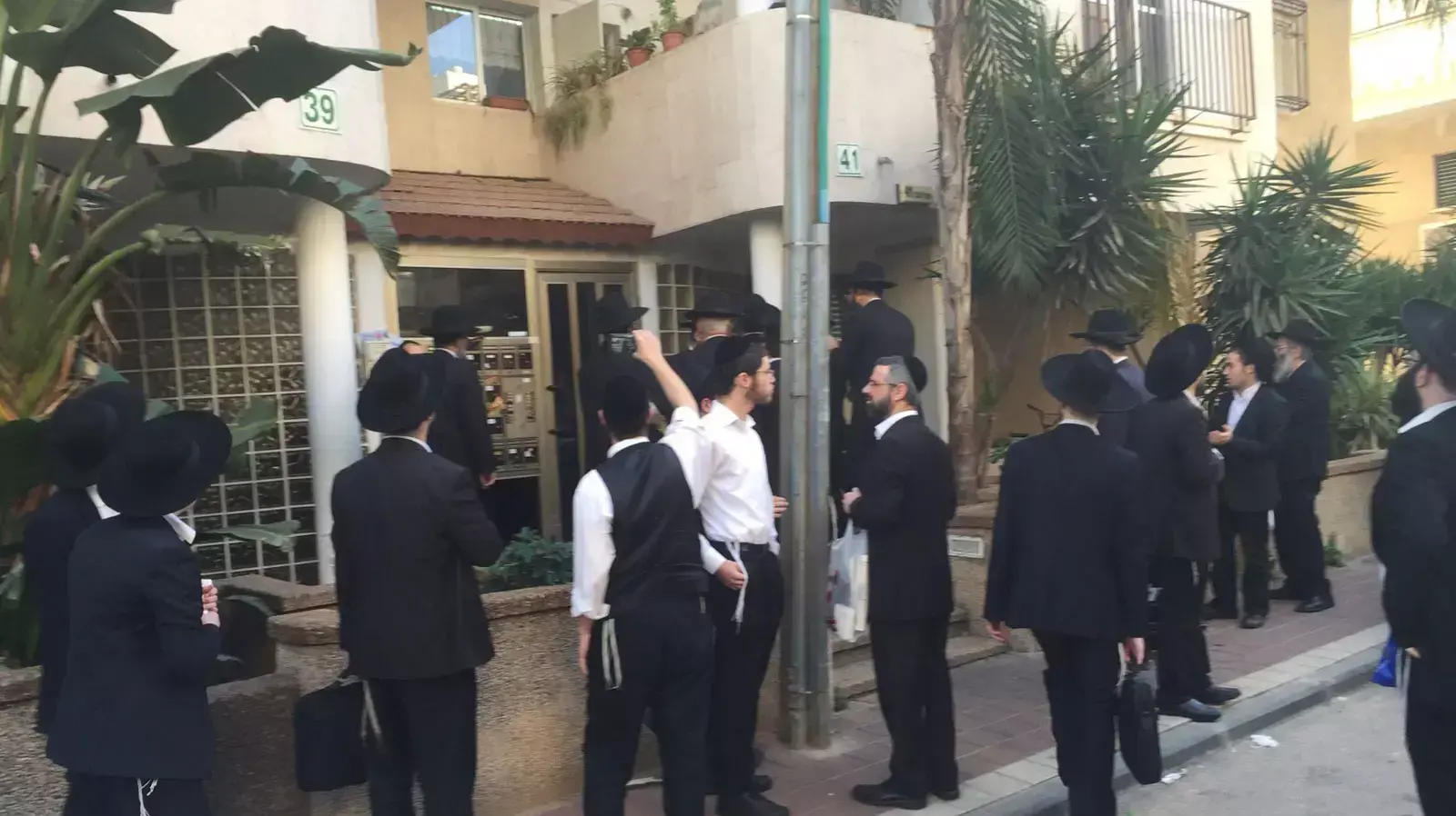 מעצרים בבני ברק כנגד חרדים החשודים בהסתה כנגד מתגייסים לצבא מעצרים בבני ברק כנגד חרדים החשודים בהסתה כנגד מתגייסים לצבא