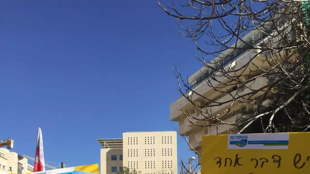 הפגנת עובדי עיריית ירושלים נגד שר האוצר מול ישיבת הממשלה על רקע המחלוקות הכספיות בין כחלון לברקת. 17 בינואר 2016 הפגנת עובדי עיריית ירושלים נגד שר האוצר מול ישיבת הממשלה על רקע המחלוקות הכספיות בין כחלון לברקת. 17 בינואר 2016