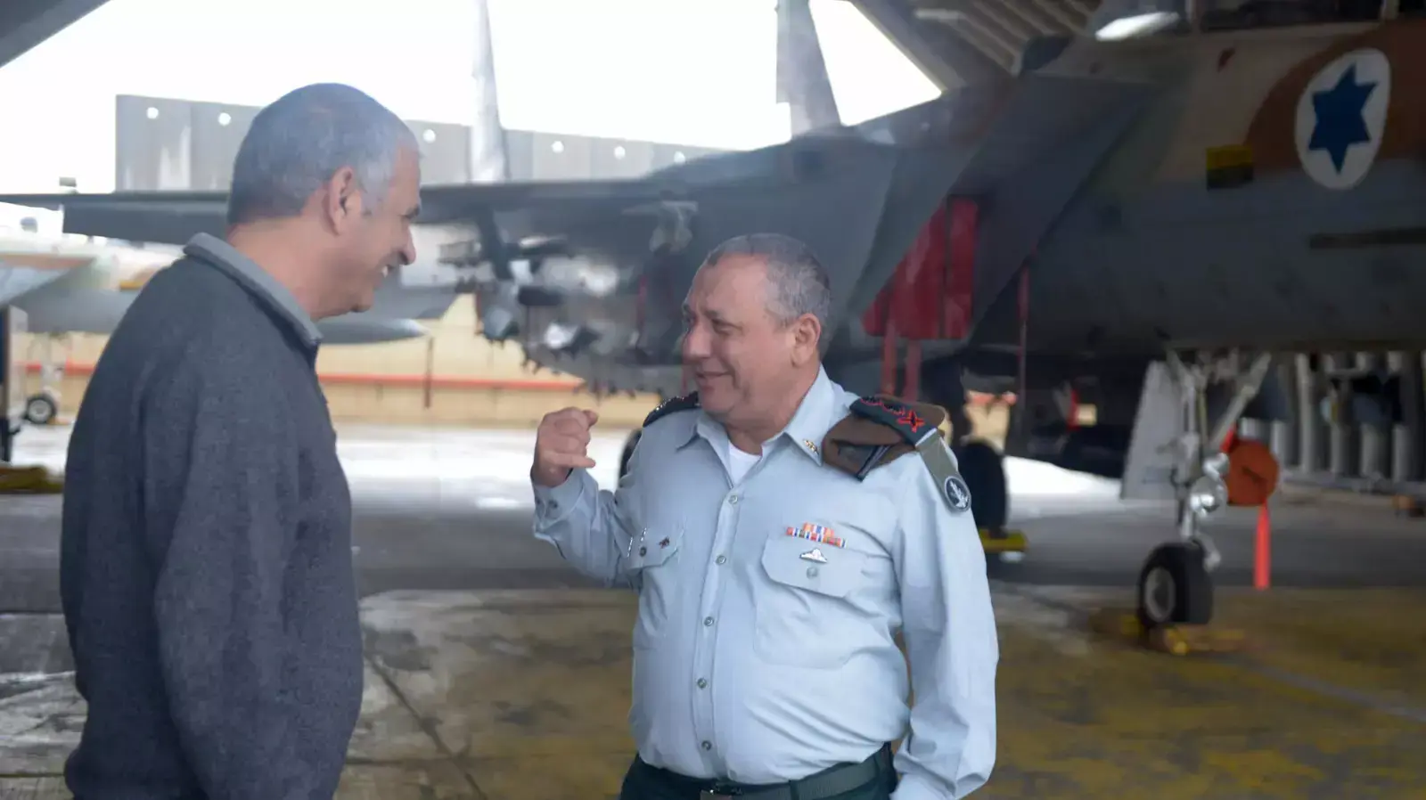 שר האוצר משה כחלון בסיור עם הרמטכ"ל גדי איזנקוט. 26 בינואר 2016 שר האוצר משה כחלון בסיור עם הרמטכ"ל גדי איזנקוט. 26 בינואר 2016