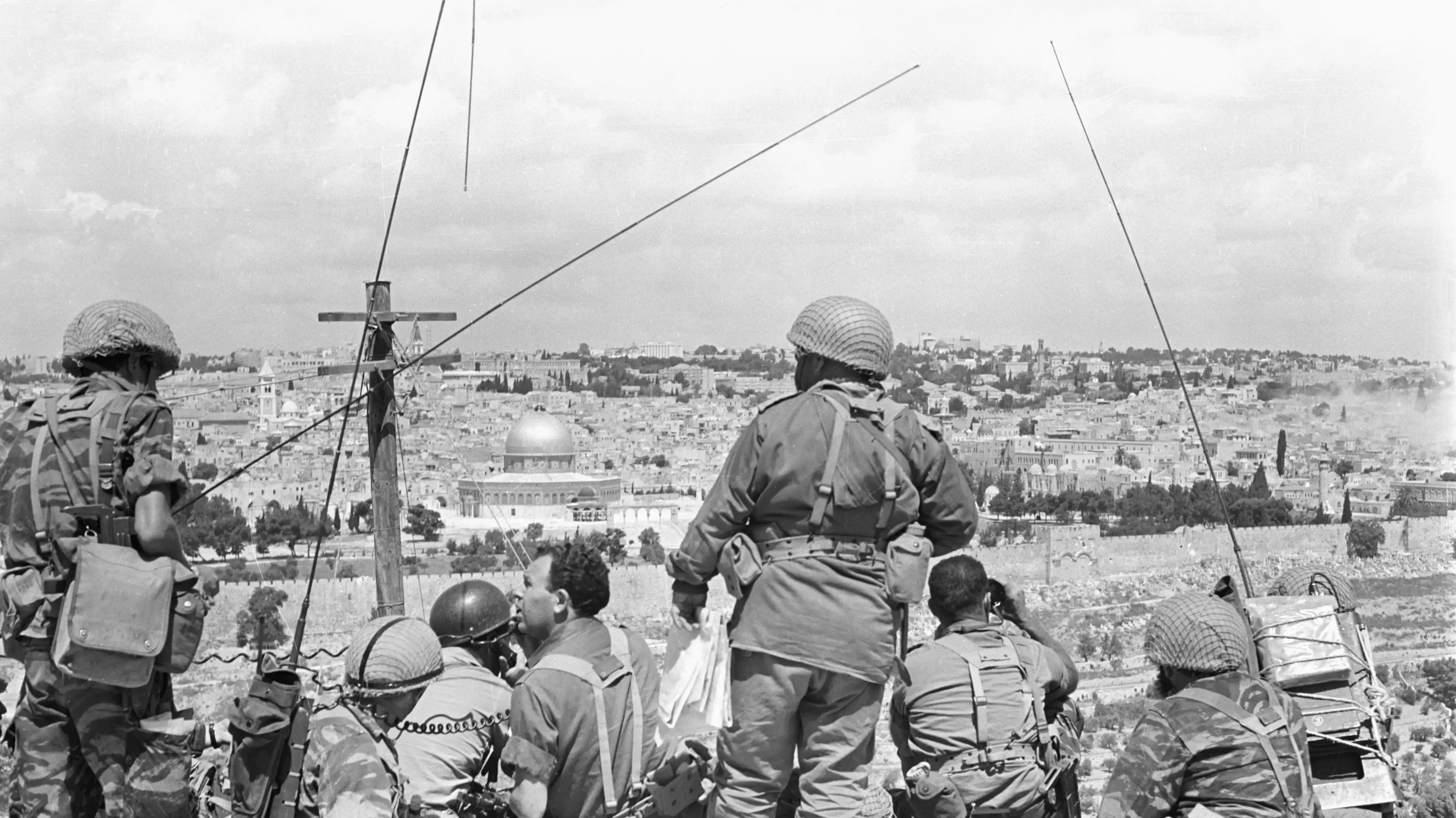 כוח צנחנים צופים על העיר העתיקה ממשלט אוגוסטה ויקטוריה לאחר הכיבוש, מלחמת ששת הימים. 05.06.1967