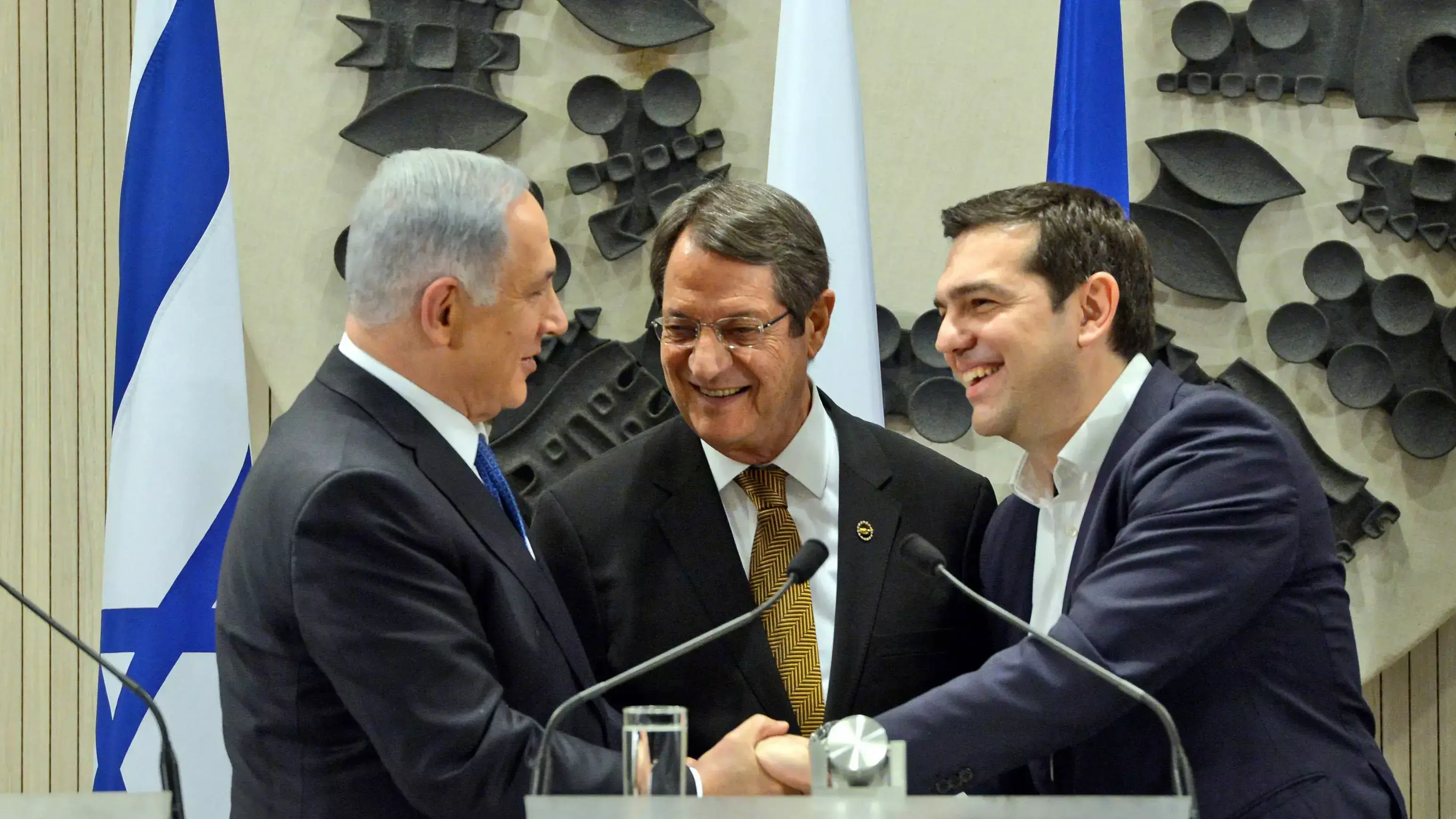 פגישה משולשת בין ראש הממשלה בנימין נתניהו עם נשיא קפריסין ניקוס אנסטסיאדיס וראש הממשלה של יוון אלכסיס ציפראס בניקוסיה קפריסין פגישה משולשת בין ראש הממשלה בנימין נתניהו עם נשיא קפריסין ניקוס אנסטסיאדיס וראש הממשלה של יוון אלכסיס ציפראס בניקוסיה קפריסין