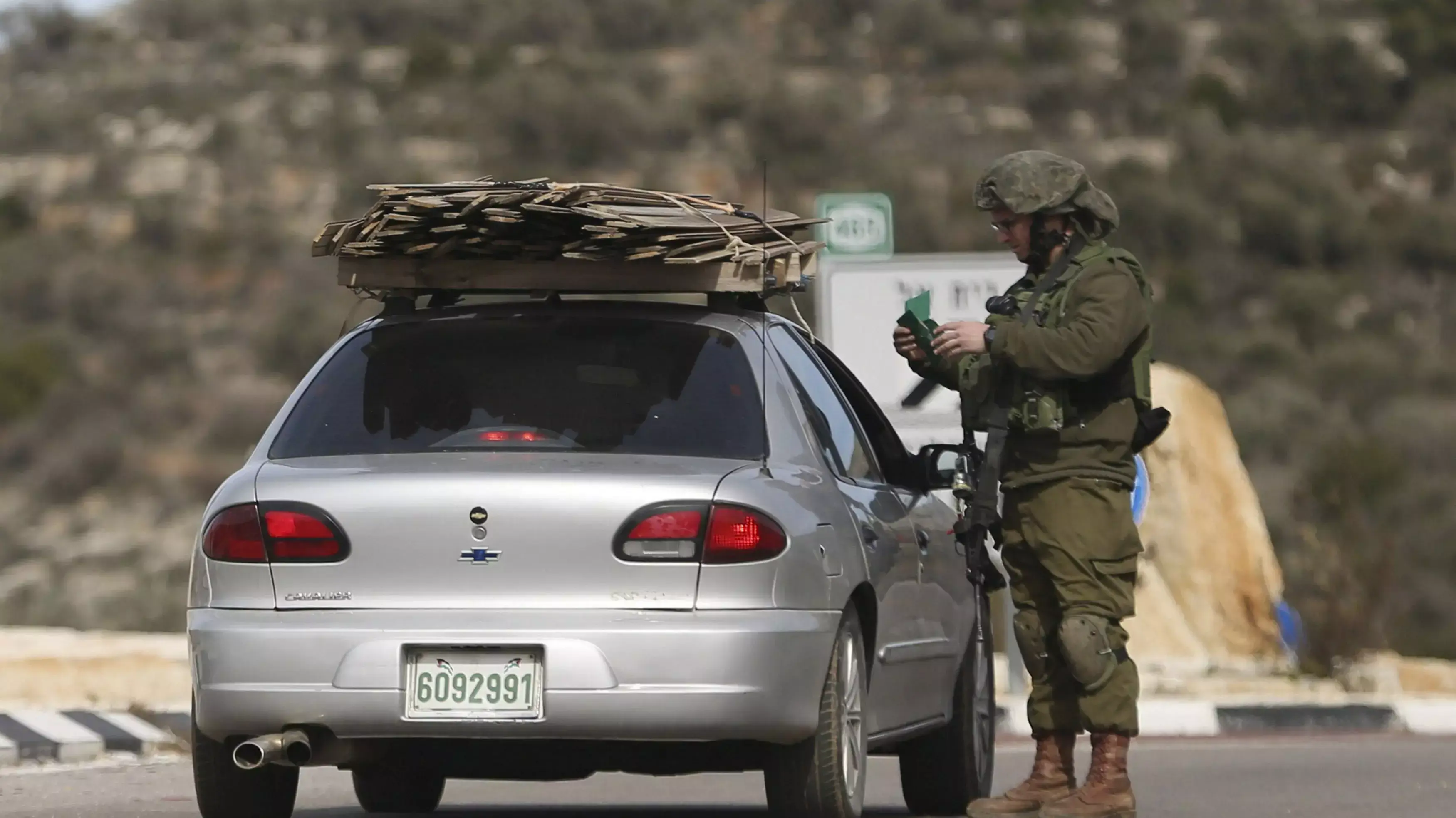 חיילים בודקים מכונית בכניסה לרמאללה היום 1 פברואר 2016 חיילים בודקים מכונית בכניסה לרמאללה היום 1 פברואר 2016