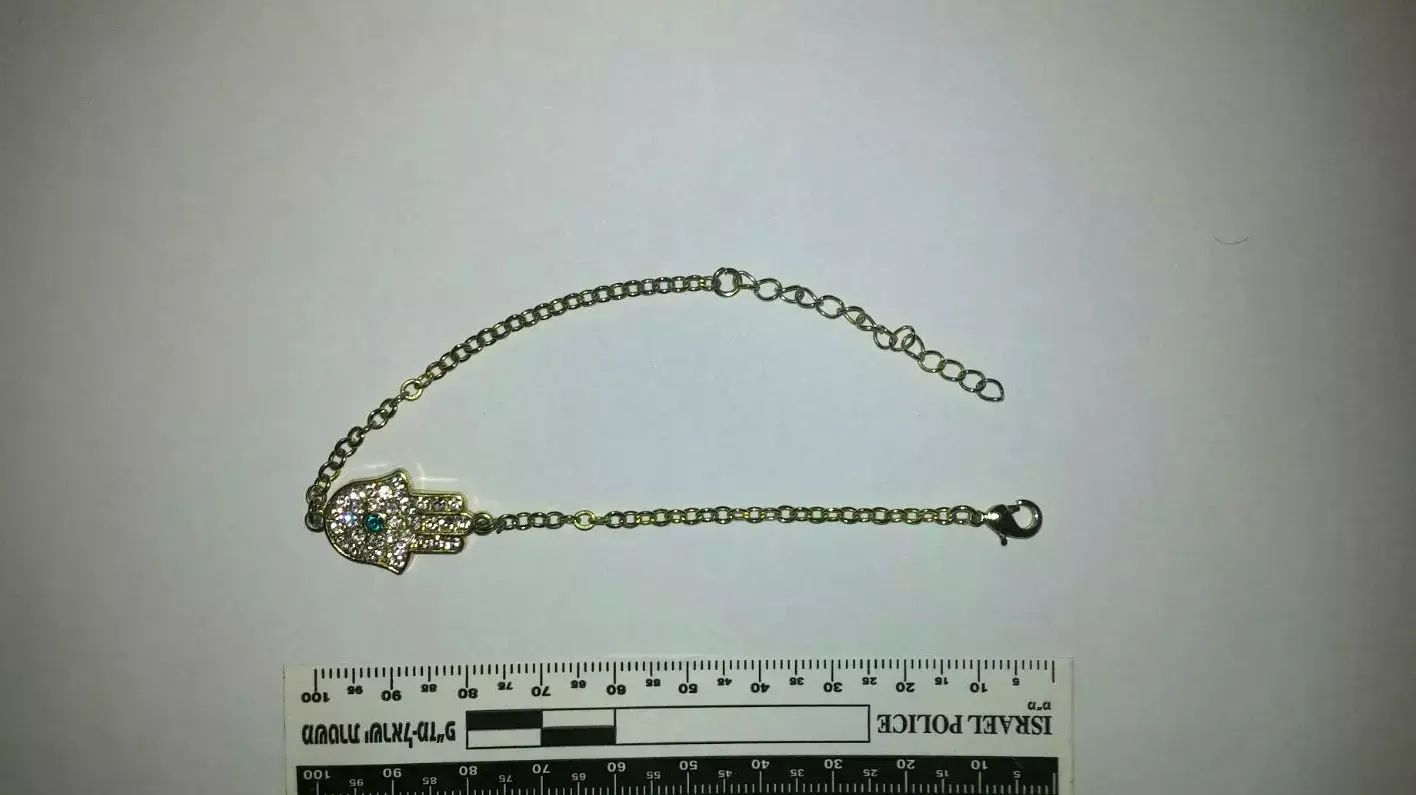 תכשיטים שנמצאו על גופת אישה בכפר קאסם תכשיטים שנמצאו על גופת אישה בכפר קאסם
