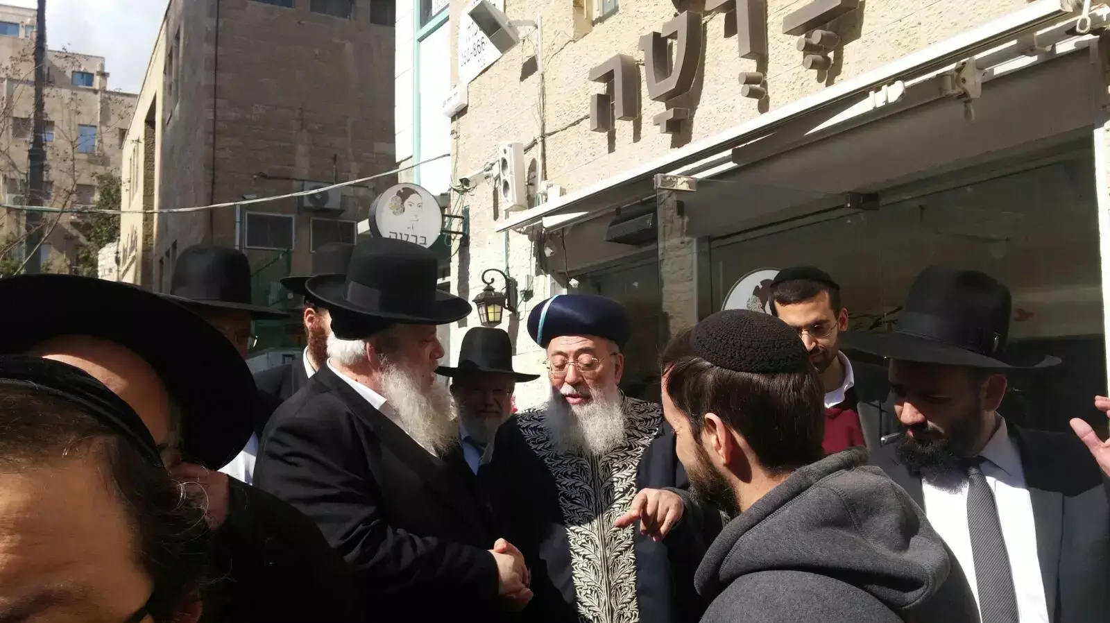 הרב שלמה עמאר מבקר בעסקים שפתוחים בשבת בירושלים, ומבקש מהם לסגור הרב שלמה עמאר מבקר בעסקים שפתוחים בשבת בירושלים, ומבקש מהם לסגור