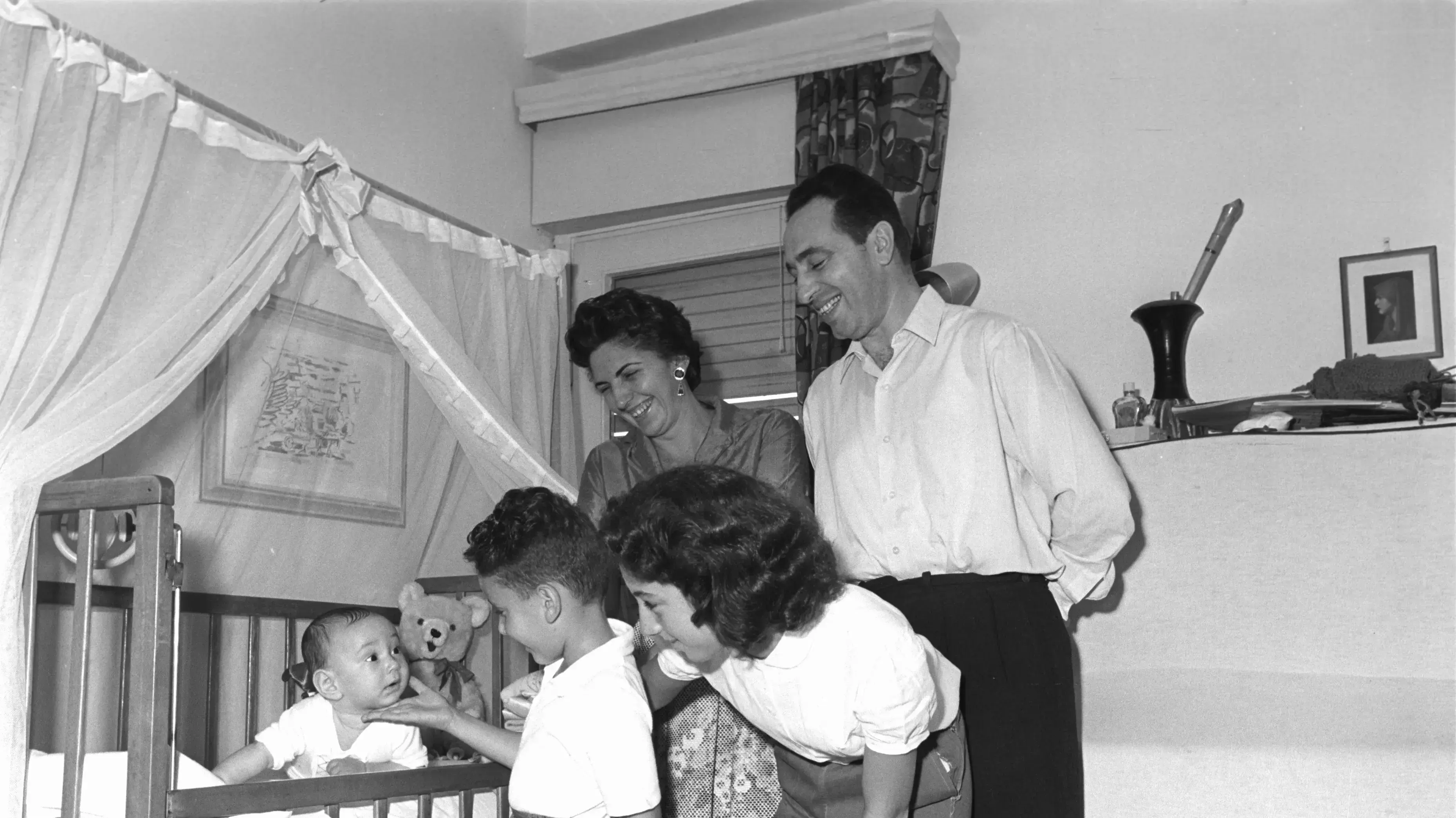 שמעון פרס עם סוניה ושלושת ילדיהם 15.11.1958
