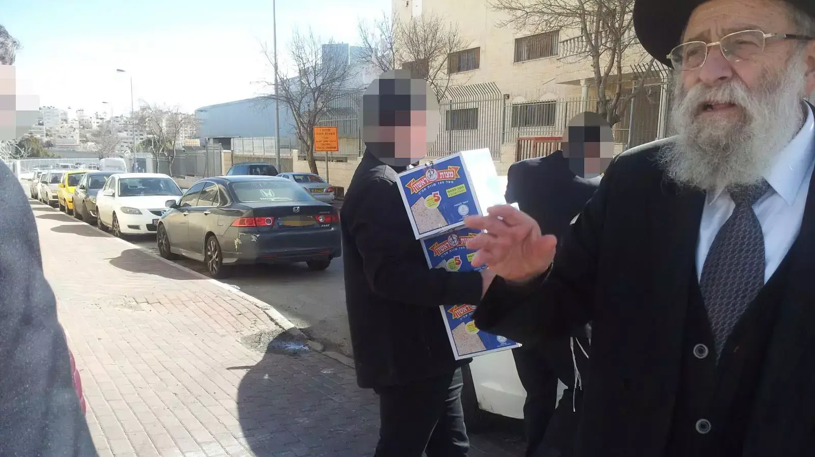 הרב הראשי של ירושלים אריה שטרן קיבל לכאורה מצות בשווי מאות שקלים בניגוד לחוק, פברואר 2016 הרב הראשי של ירושלים אריה שטרן קיבל לכאורה מצות בשווי מאות שקלים בניגוד לחוק, פברואר 2016
