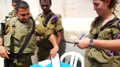 צילומים בבסיסים בדרום של הצבעה (רפאל בן-ארי) צילומים בבסיסים בדרום של הצבעה (רפאל בן-ארי)
