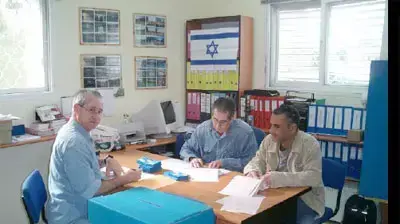 קלפי בגבעת אלה (שי מקובר) קלפי בגבעת אלה (שי מקובר)