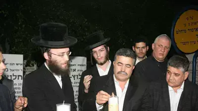 עמיר פרץ מדליק נר עם רבנים ערב הבחירות (זק"א)