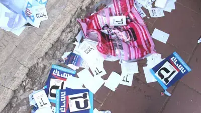 פתקי בחירות זרוקים על הארץ (צילום:ליאת ברגמן) פתקי בחירות זרוקים על הארץ (צילום:ליאת ברגמן)