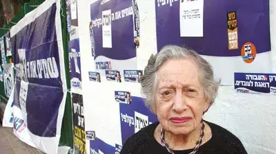 סבתא של מיכל וילצקי בפתח הקלפי (צילום: מיכל וילצקי)