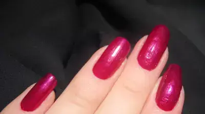 ציפורניים עם לק אדום סגול ציפורניים עם לק אדום סגול