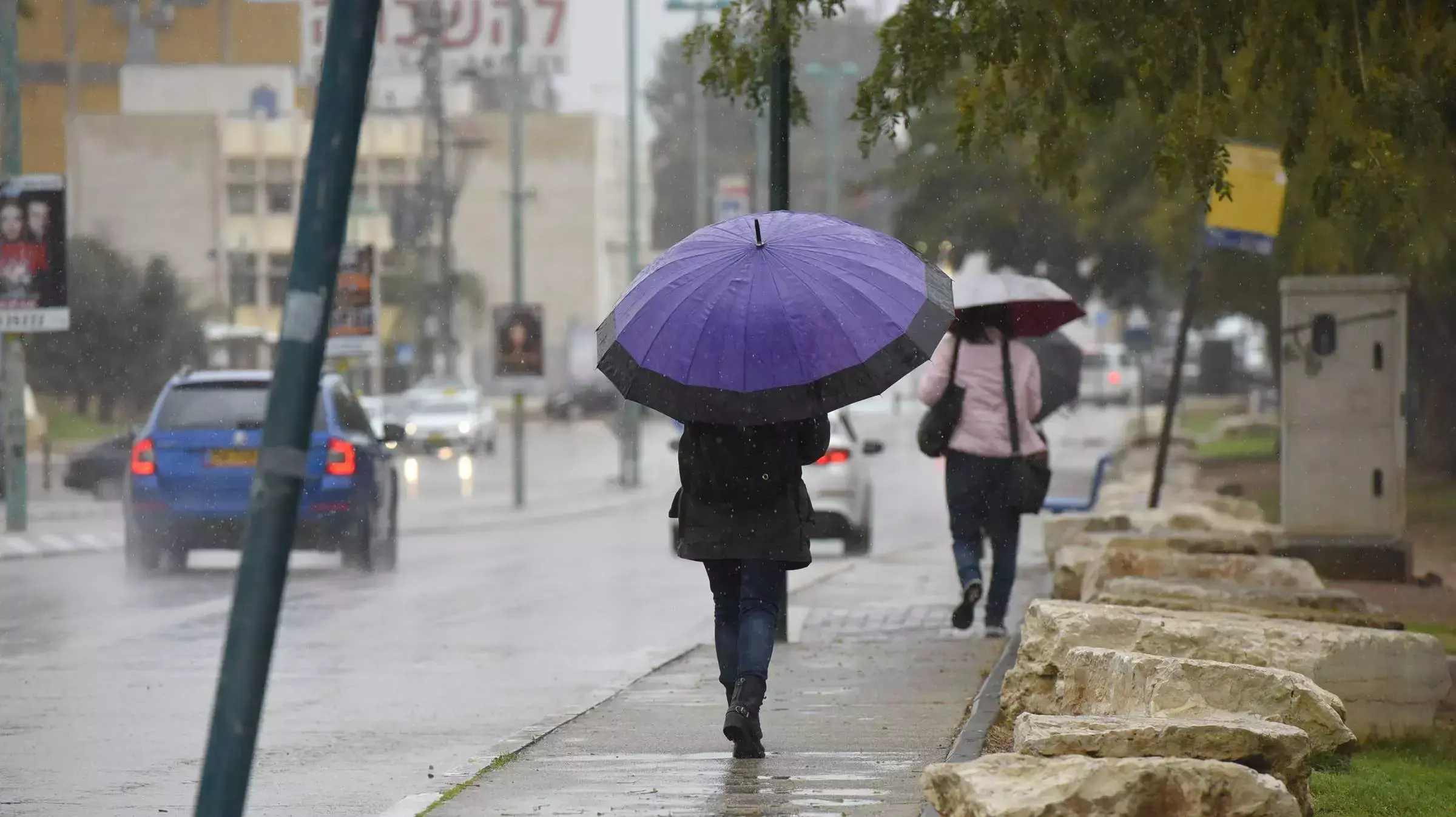 גשם ושלוליות בפתח תקווה גשם ושלוליות בפתח תקווה