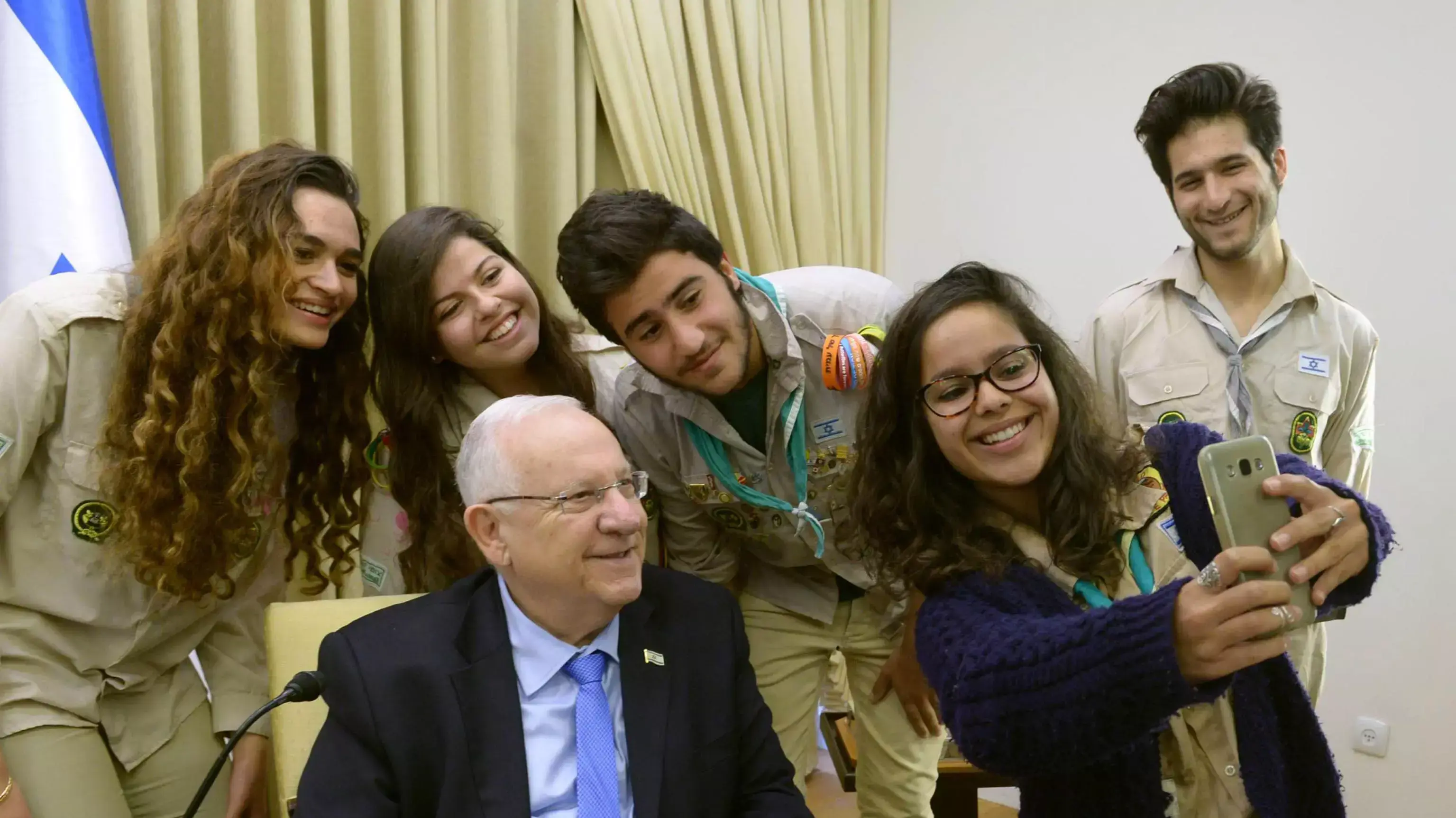 נשיא המדינה ראובן ריבלין וחניכי תנועת הנוער "הצופים" ביום הצופה הבינלאומי. 22 בפברואר 2016