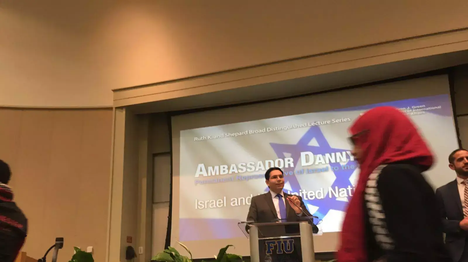 דני דנון שגריר ישראל באו"ם, במהלך נאום באוניברסיטת פלורידה דני דנון שגריר ישראל באו"ם, במהלך נאום באוניברסיטת פלורידה