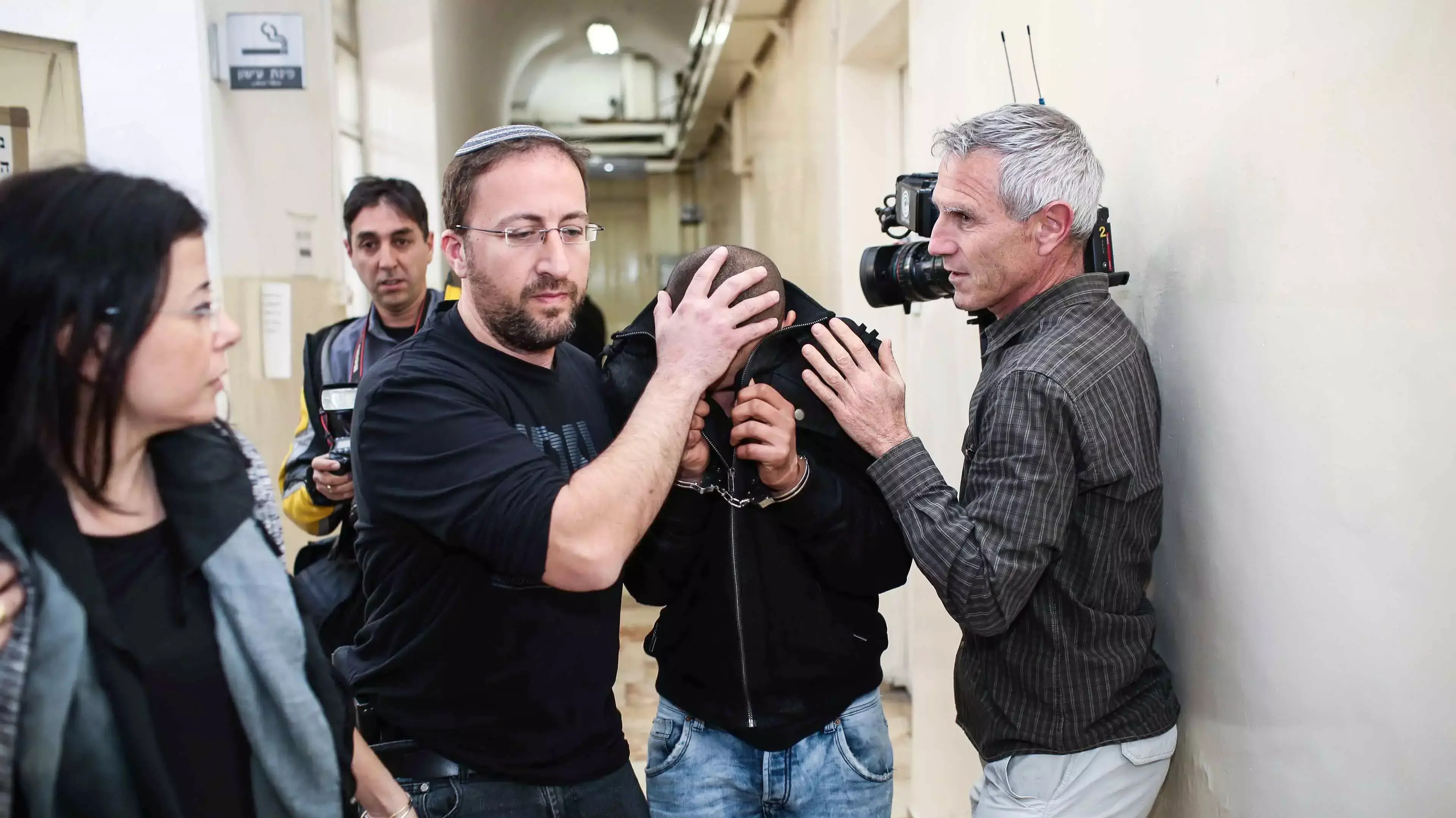 שוטר מג"ב החשוד בסחר בסמים וסחר באמצעי לחימה. בימ"ש השלום ירושלים. 1 במרץ 2016 שוטר מג"ב החשוד בסחר בסמים וסחר באמצעי לחימה. בימ"ש השלום ירושלים. 1 במרץ 2016