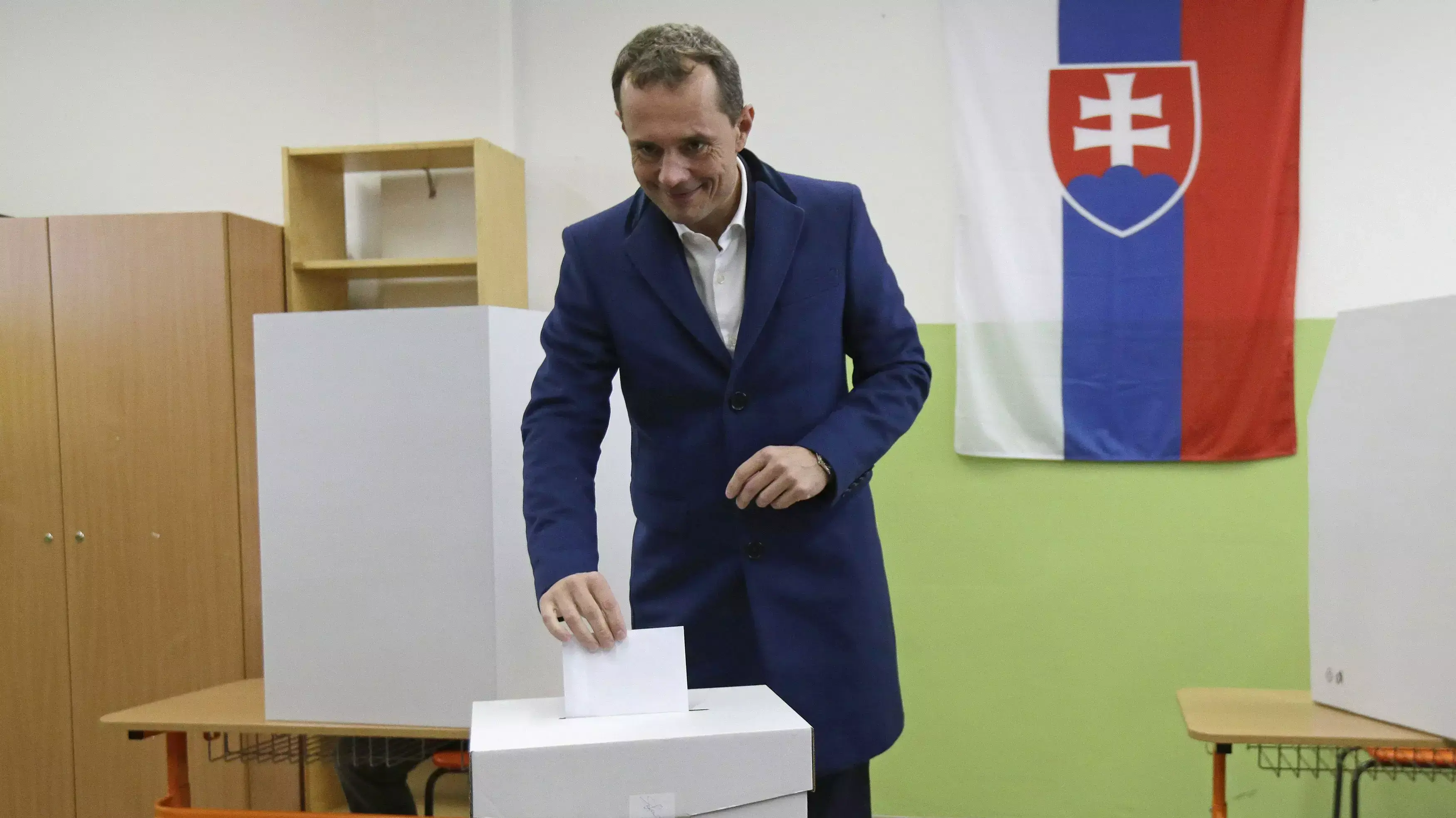 ראש ממשלת סלובקיה רוברט פיקו מצביע בבחירות הכלליות במדינה, 5 במרץ 2016 ראש ממשלת סלובקיה רוברט פיקו מצביע בבחירות הכלליות במדינה, 5 במרץ 2016