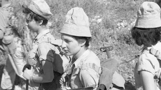 לוחמות במסע רגלי שבמהלכו קיבלו אספקה שהוצנחה ממטוס דקוטה. 12.03.1954