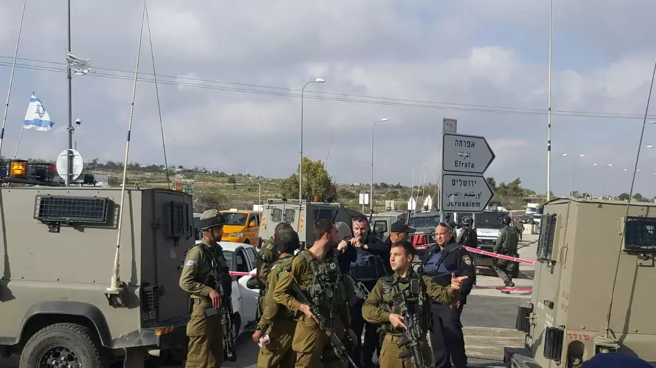זירת ניסיון פיגוע דקירה בצומת גוש עציון, מרץ 2016 זירת ניסיון פיגוע דקירה בצומת גוש עציון, מרץ 2016