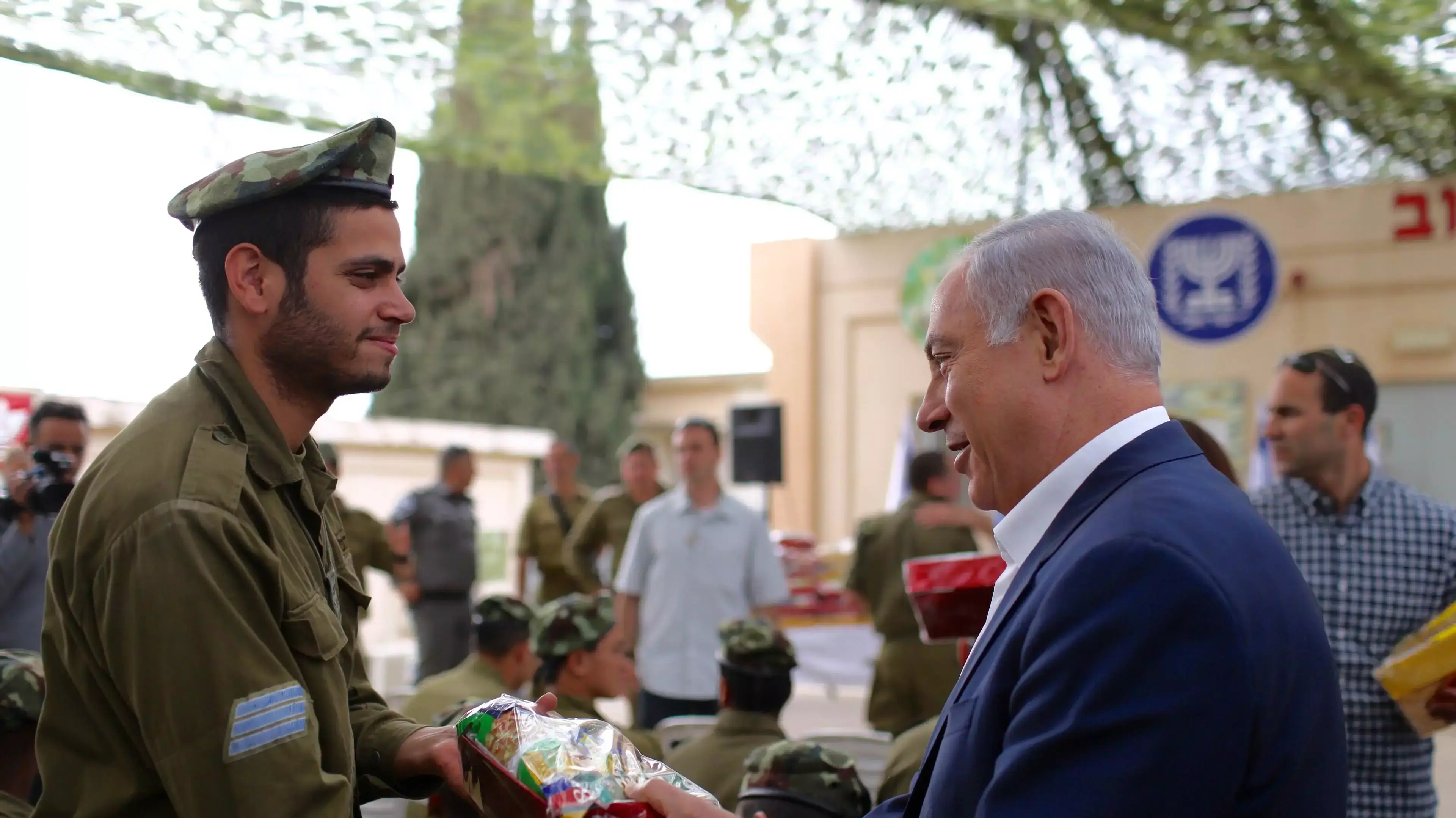 ראש הממשלה ורעייתו עם חיילים בחטיבה מרחבית עציון, 24 במרץ 2016 ראש הממשלה ורעייתו עם חיילים בחטיבה מרחבית עציון, 24 במרץ 2016