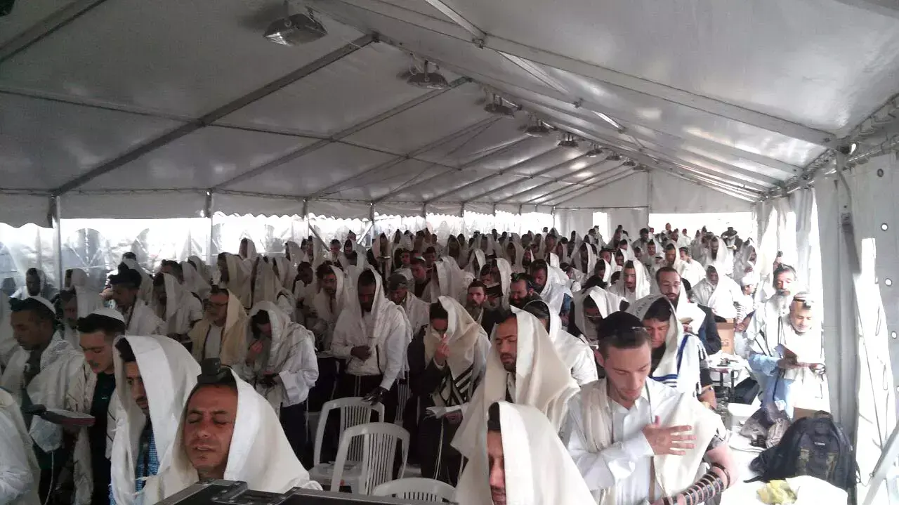 חגיגה של חסידי הרב יאשיהו פינטו שקיימו מסיבת פורים בשערי בית הכלא ניצן חגיגה של חסידי הרב יאשיהו פינטו שקיימו מסיבת פורים בשערי בית הכלא ניצן