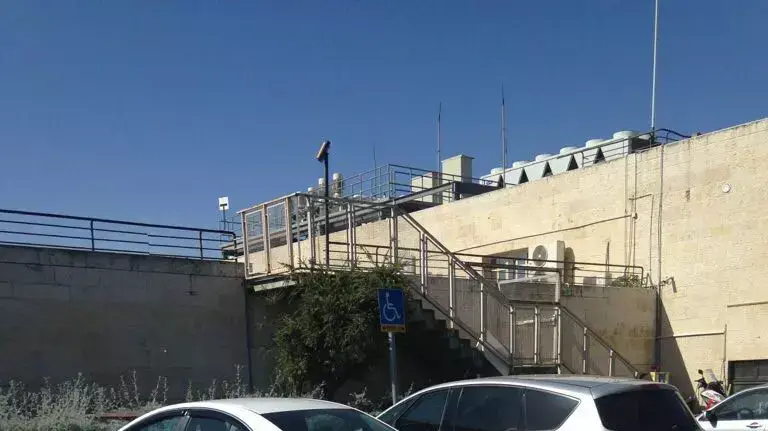 רכבו של משה סויסה, מפקד מחוז הדרומי, בחניה המיועדת לנכים. ירושלים אפריל 2016