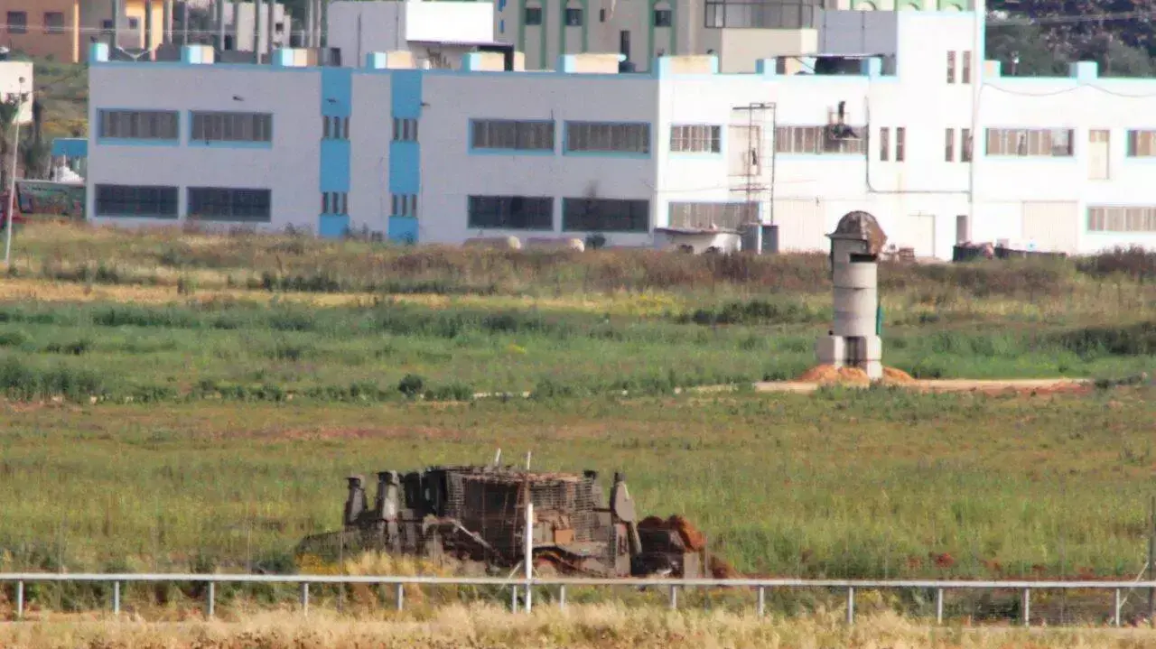 דחפור של צה"ל שנפגע ממטען חבלה בגבול רצועת עזה. 8 באפריל 2016 דחפור של צה"ל שנפגע ממטען חבלה בגבול רצועת עזה. 8 באפריל 2016