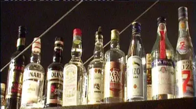 בקבוקי אלכוהול על הבר של נלוס בקבוקי אלכוהול על הבר של נלוס