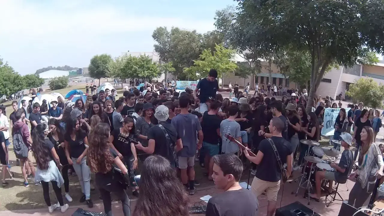 תלמידים מוחים על ביטול הטיולים, בי"ס דרור מועצה אזורית לב השרון. 11 באפריל 2016 תלמידים מוחים על ביטול הטיולים, בי"ס דרור מועצה אזורית לב השרון. 11 באפריל 2016