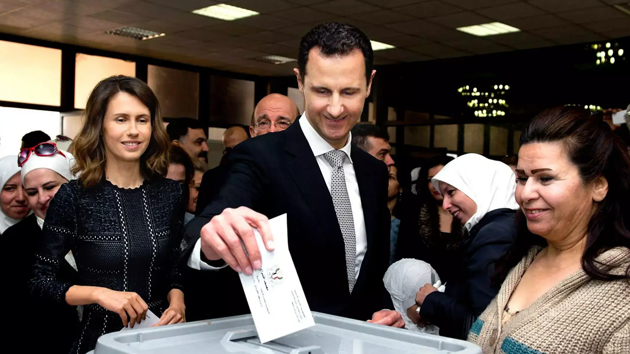 נשיא סוריה בשאר אסד מצביע בבחירות לפרלמנט בקלפי בדמשק, 13 באפריל 2016