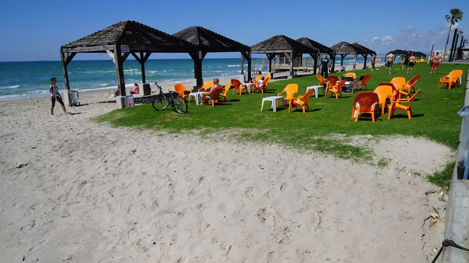 נסיגת החול מקו החוף, חוף יהודית נאות, קריית חיים. אפריל 2016 נסיגת החול מקו החוף, חוף יהודית נאות, קריית חיים. אפריל 2016
