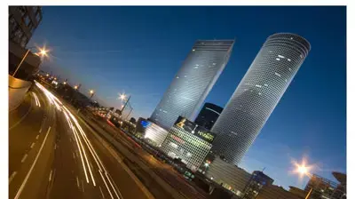 מבט על איילון ומגדלי עזריאלי אחרי השקיעה (צילום: גלעד בנארי)