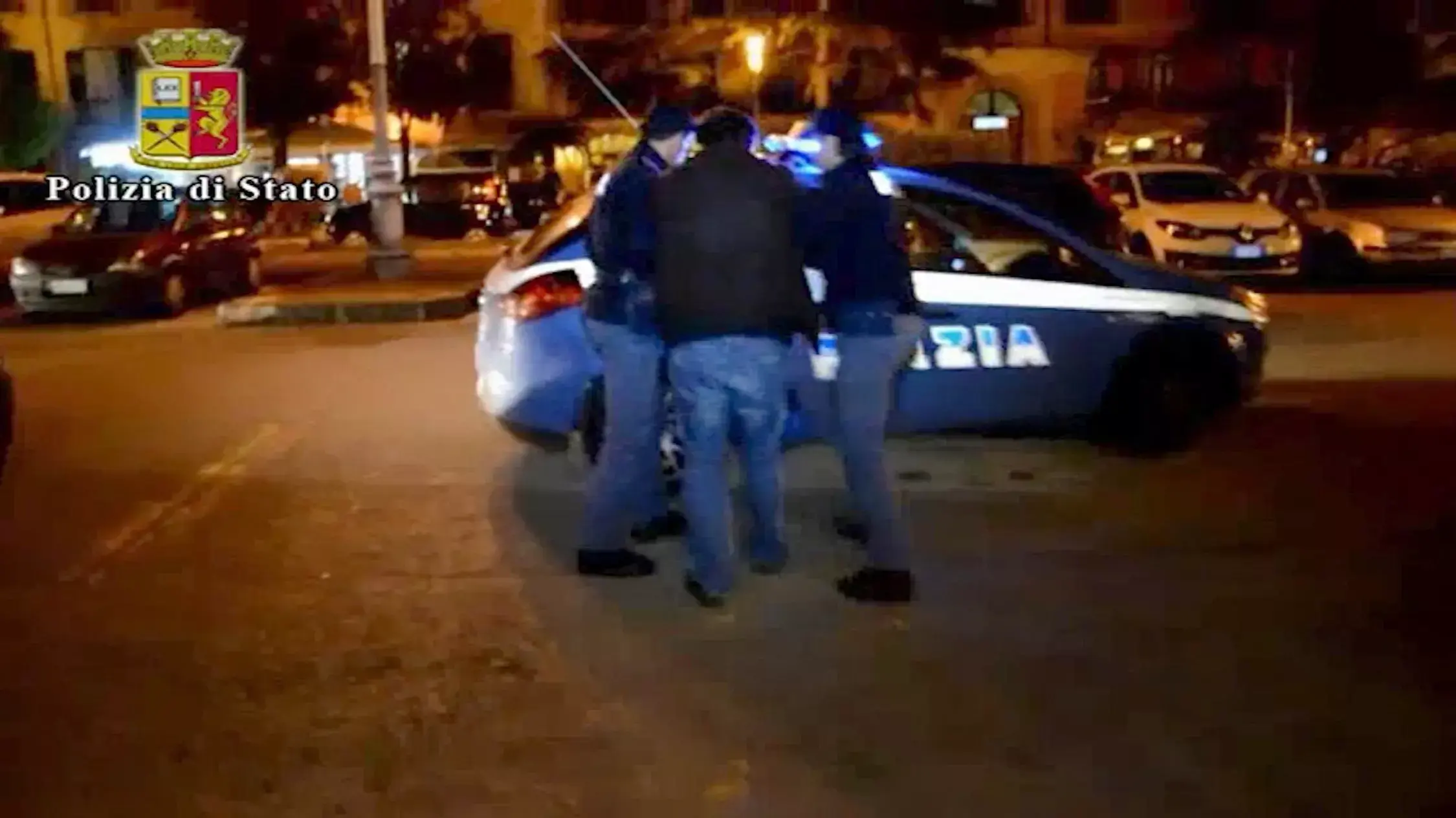 שוטרים איטלקים עוצרים חשוד במעורבות בטרור, מרץ 2016 שוטרים איטלקים עוצרים חשוד במעורבות בטרור, מרץ 2016