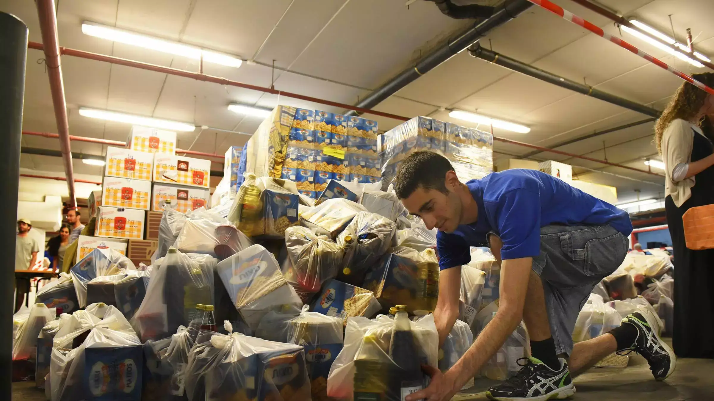 חלוקת מזון לקראת חג הפסח, ארגון פתחון לב. 20 באפריל 2016