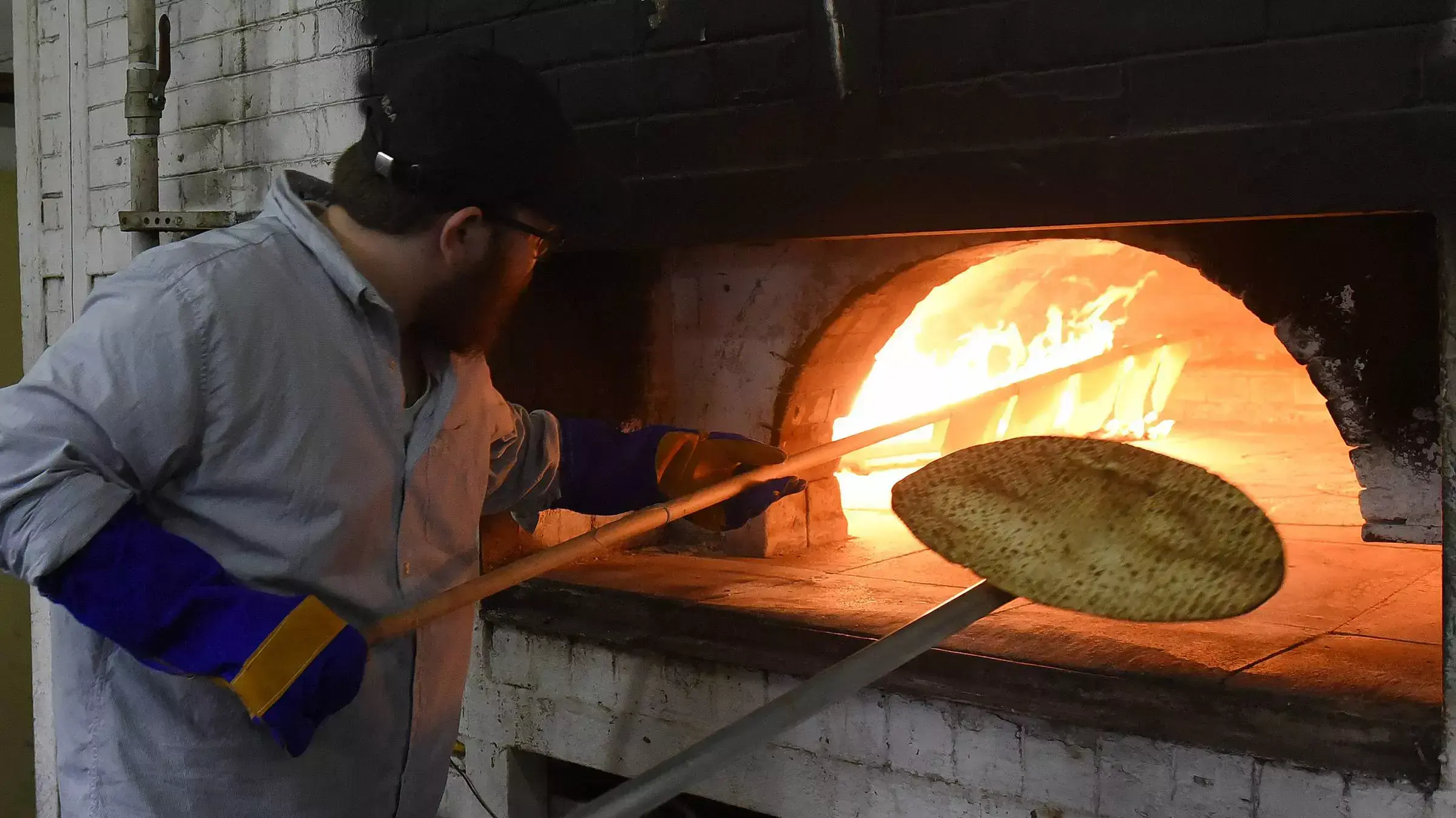 אפיית המצה השמורה במאפיית כפר חב"ד, 13 באפריל 2016 אפיית המצה השמורה במאפיית כפר חב"ד, 13 באפריל 2016
