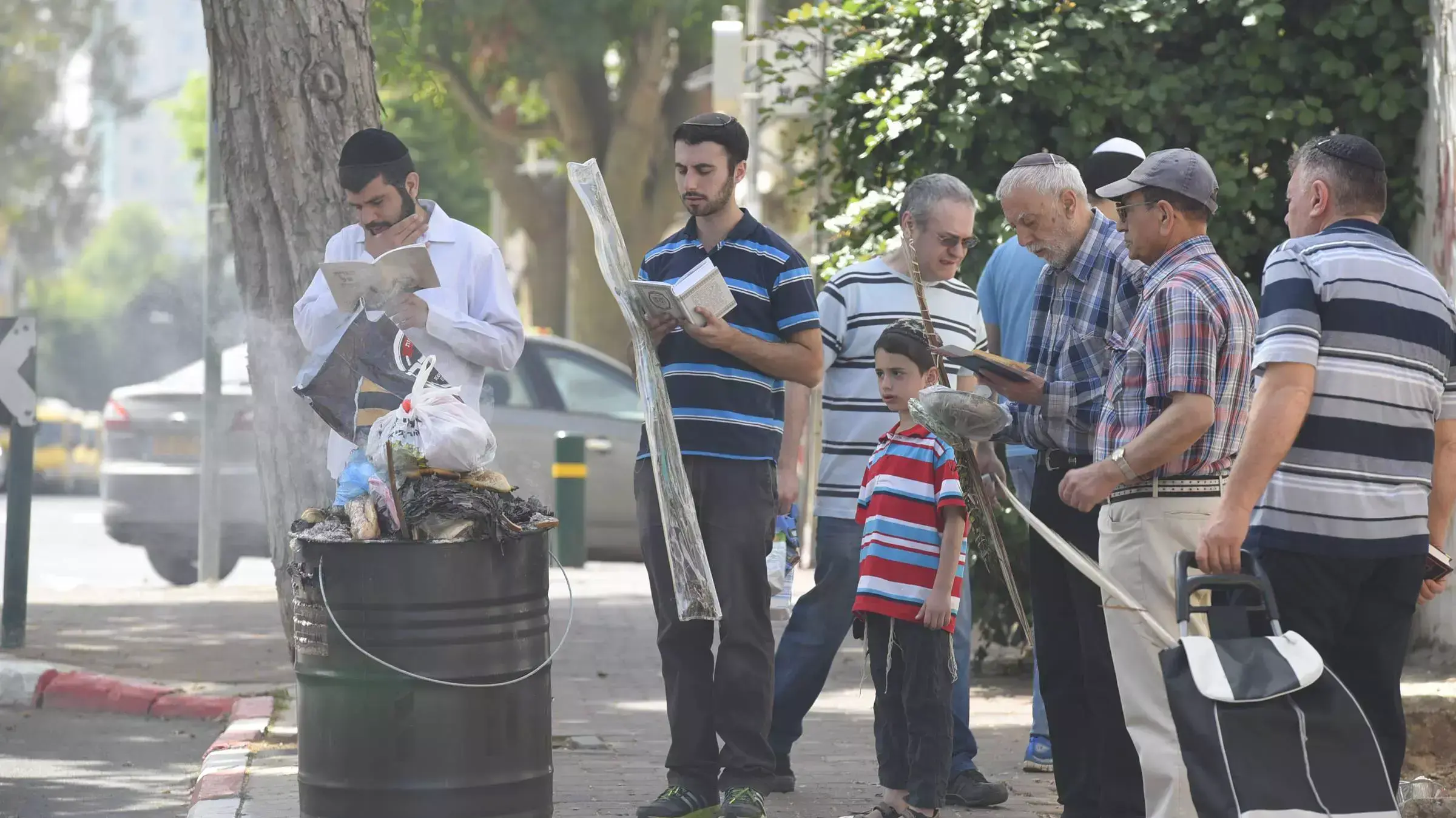 שריפת חמץ וקניות אחרונות בשוק בפתח תקווה, 22 באפריל 2016