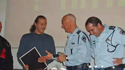 הסוכן הסמוי מקבל צלש ממפקד מחוז תא הסוכן הסמוי מקבל צלש ממפקד מחוז תא