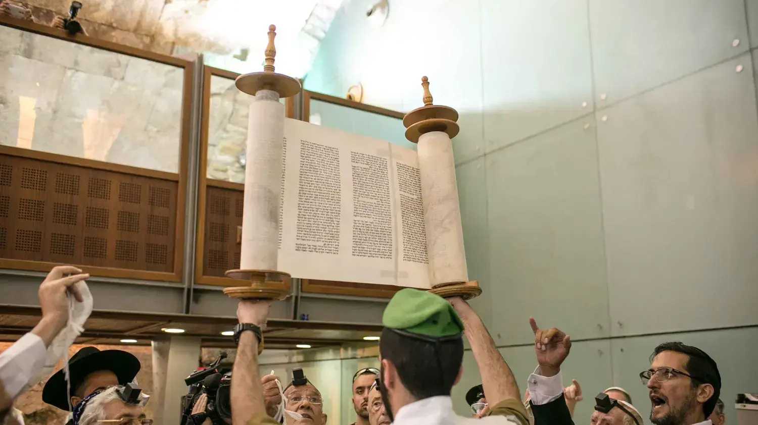 טקס בר המצווה של ניצולי שואה. הכותל המערבי, ירושלים. 2 במאי 2016 