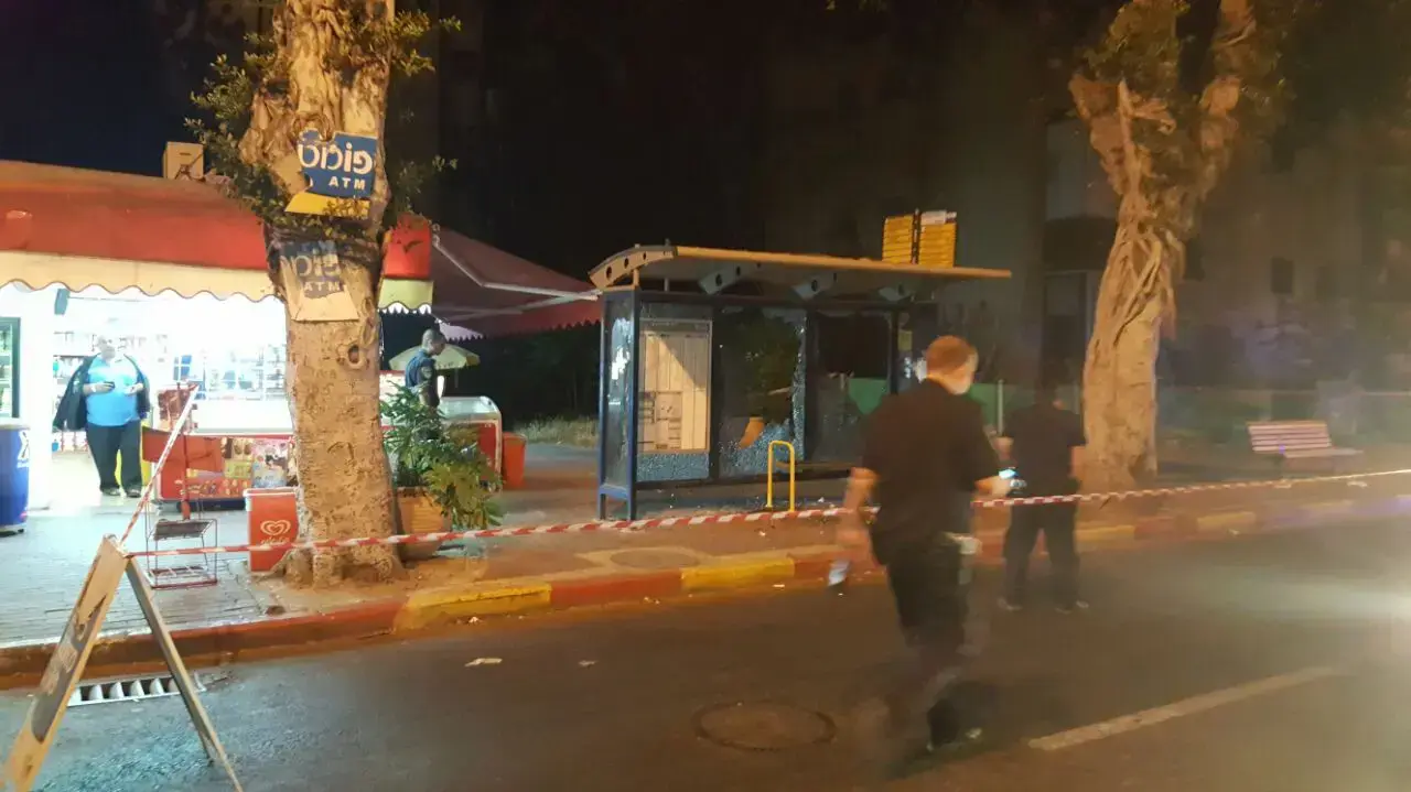 ארבעה בני אדם נפצעו בירי מרכב חולף בחיפה ארבעה בני אדם נפצעו בירי מרכב חולף בחיפה