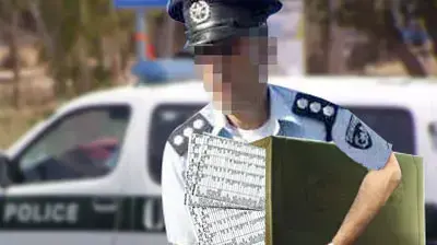 אילוסטרציה שוטר מושחת עם מסמכים אילוסטרציה שוטר מושחת עם מסמכים