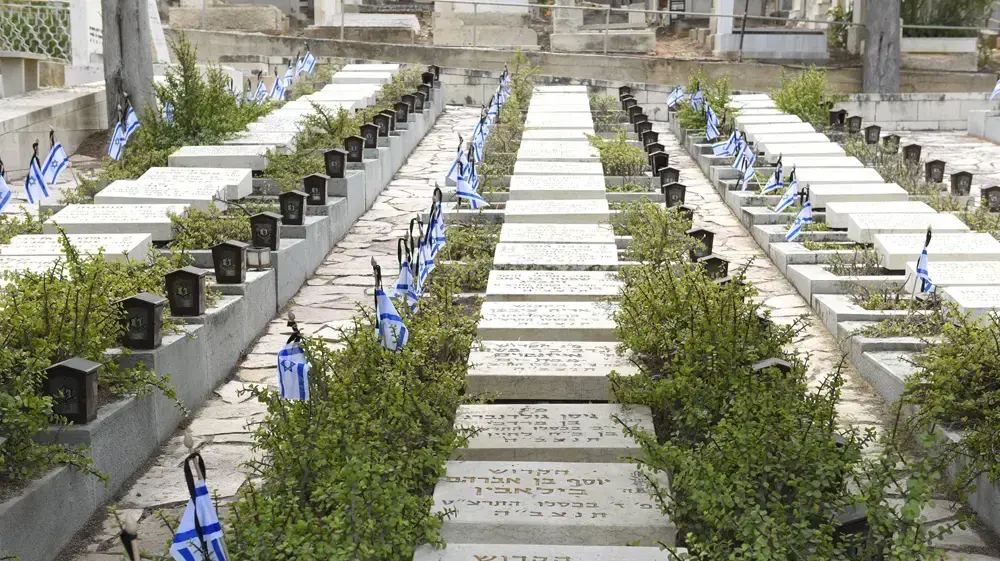 בית העלמין הצבאי בנחלת יצחק ערב יום הזיכרון 2016