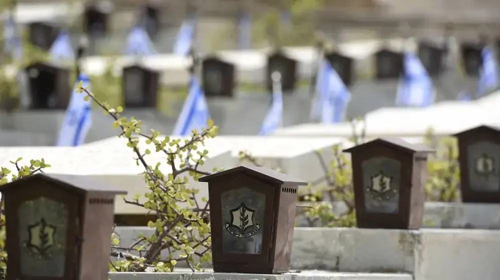 בית העלמין הצבאי בנחלת יצחק ערב יום הזיכרון 2016 בית העלמין הצבאי בנחלת יצחק ערב יום הזיכרון 2016